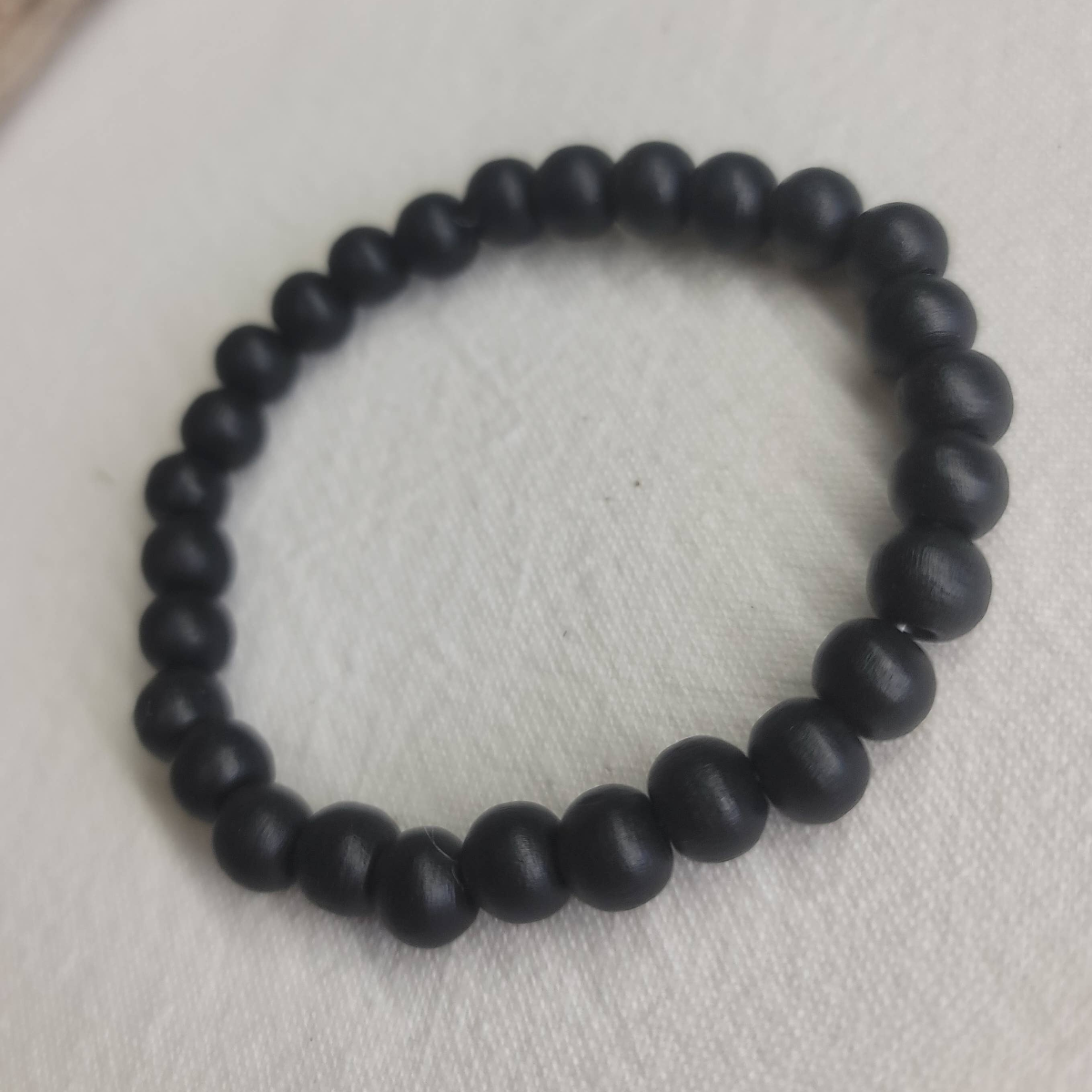 Puinen helmirannekoru, musta